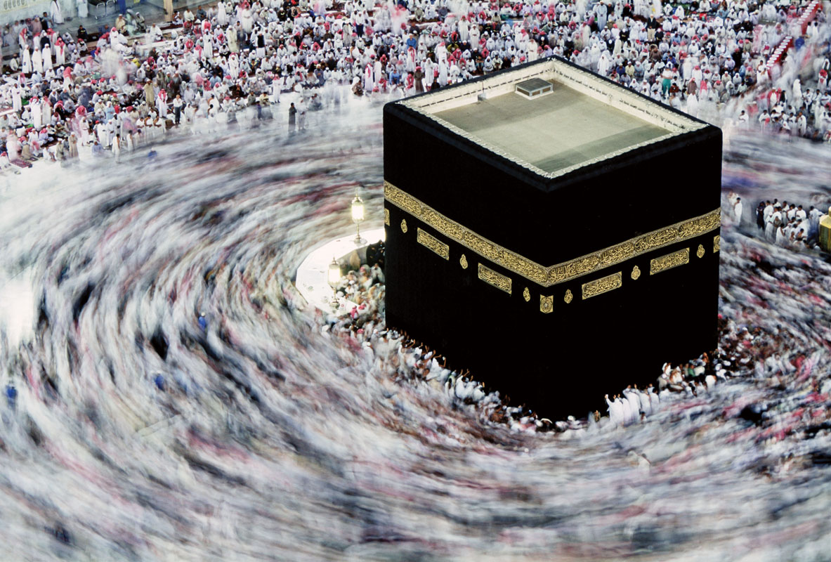 Người hành hương đi xung quanh hòn đá thiêng Ka'aba ở Mecca.