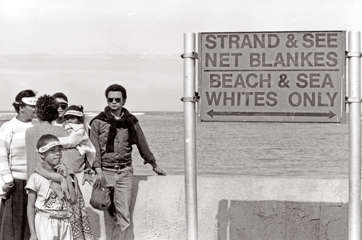 Tấm biển trên bờ biển Nam Phi có từ thời kỳ phân biệt chủng tộc, quy định chỉ dành cho người da trắng sử dụng.